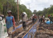 Bersama Warga, Satgas TMMD Pikul Metrial Secara Manual