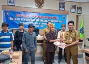 Pemkab HSS Serahkan SK Bupati Bagi Empat Kerukunan MHA