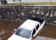 Gegara Rem Blong, Mobil Pikap di Palangka Raya ‘Nyungsep’ ke Saluran Drainase