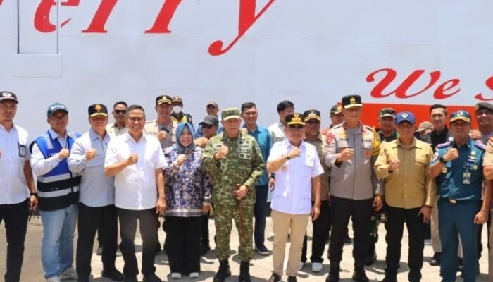 Kapolda Dampingi Gubernur Kalteng Tinjau Sarpras Mudik Lebaran di Pelabuhan Kumai