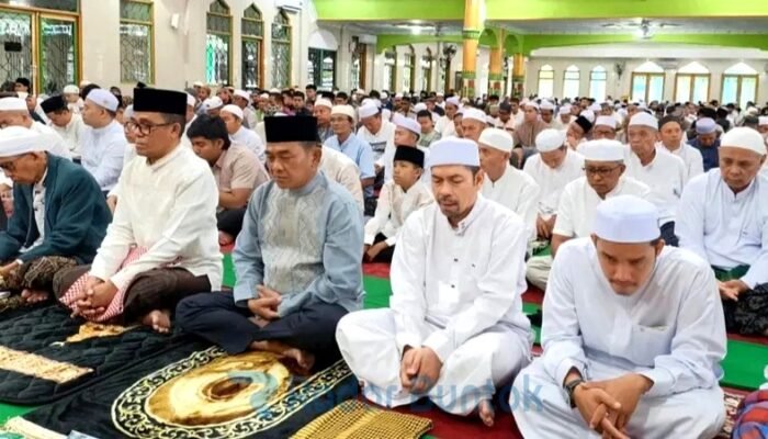 Wabup Barsel dan Ribuan Jamaah Shalat Idul Fitri di Masjid Agung Baiturrahman Buntok
