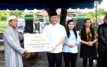 Rayakan Idul Adha, Bupati Gunung Mas Serahkan 6 Sapi Kurban