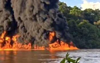 Kapal Motor Diduga Mengangkut BBM Terbakar Hebat di DAS Barito