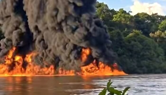 Kapal Motor Diduga Mengangkut BBM Terbakar Hebat di DAS Barito