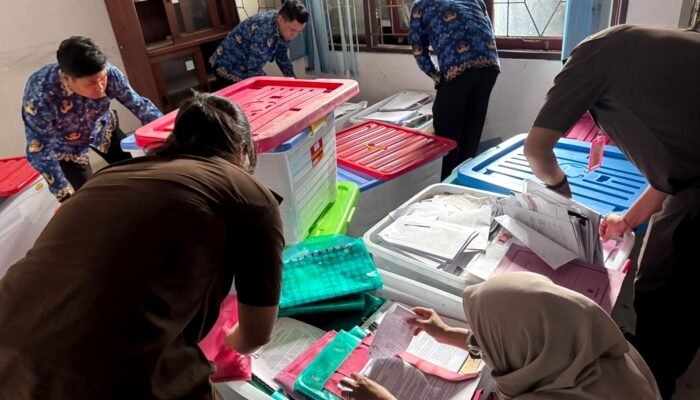 Kejati Geledah Kantor DPMPTSP dan ESDM Kalteng Terkait Korupsi Zircon PT KBM