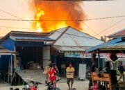 Kebakaran Hebat Melanda Kelurahan Pendang, 4 Rumah dan Barak 4 Pintu Ludes Dilalap Api