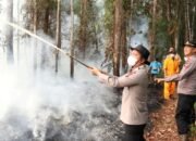 Kapolres Barsel Turun Langsung Tangani Karhutla di Desa Bantai Bambure