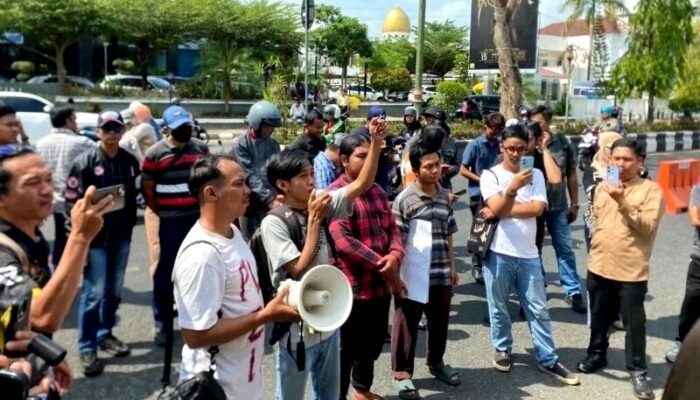 Demo ke PLN, Warga Banjarmasin Desak 7 Tuntutan Soal Pemadaman Listrik Bergilir
