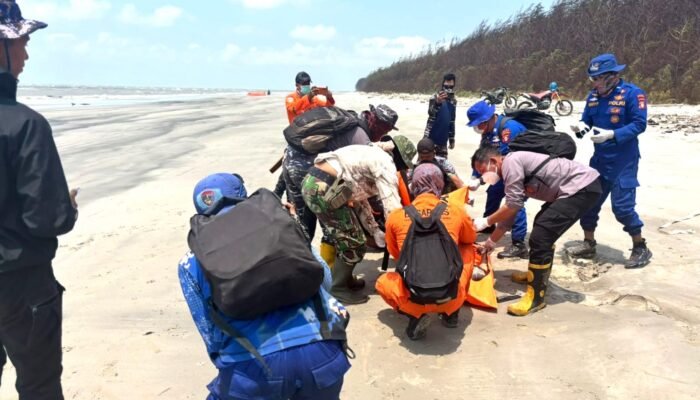 Petugas Evakuasi Dua Jenazah di Pesisir Seruyan, Diduga Korban KM Virgo Transport 8