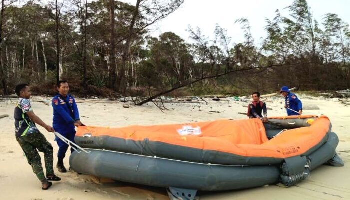 Ditpolairud Polda Kalteng Temukan 5 Liferaft di Perairan Seruyan, Diduga Milik KM Virgo Transport 8