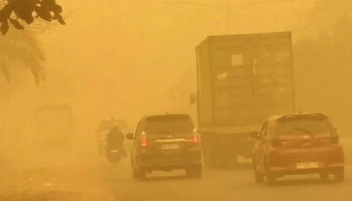 Langit Menguning Akibat Kabut Asap Karhutla Masih Menyelimuti Palangka Raya