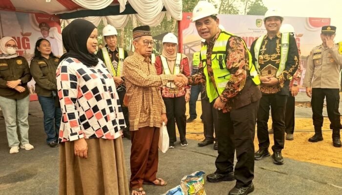 Bupati Barut Salurkan Sembako Gratis, Saat Groundbreaking Pembangunan Jembatan Lahei